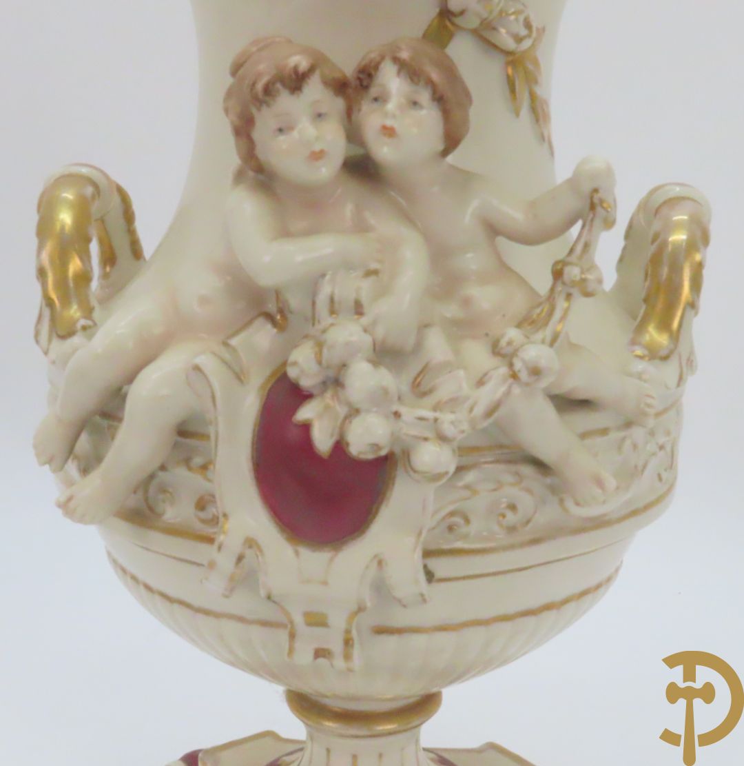 Koets in Royal Dux getrokken door cupido