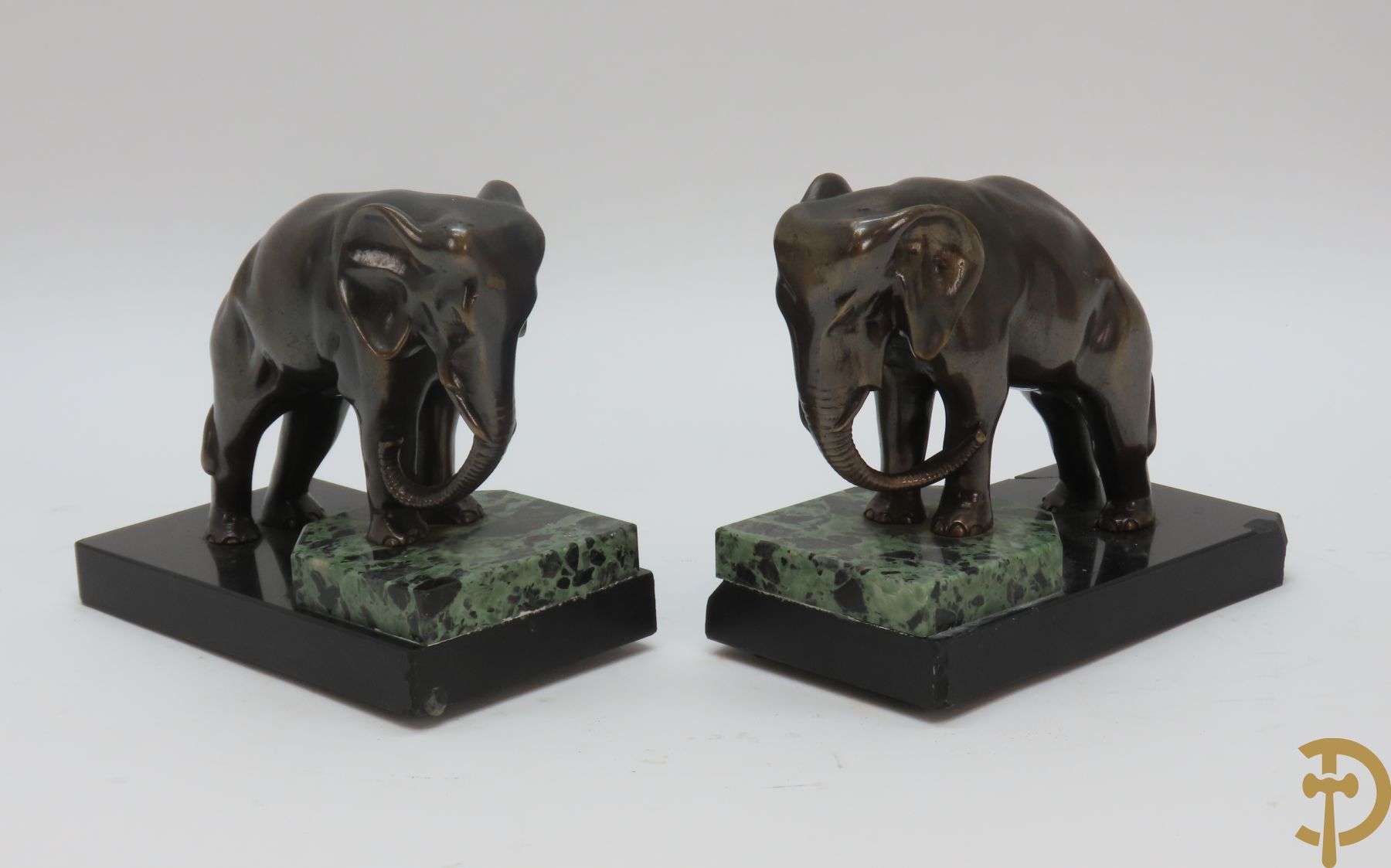Paar bronzen Art Deco olifanten als boekensteun op marmeren sokkel