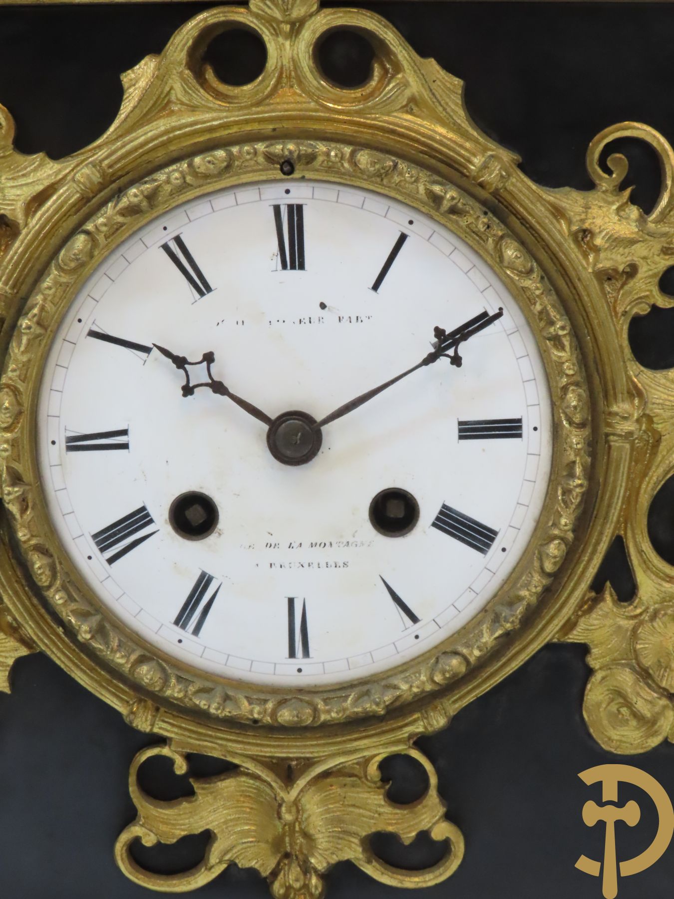 Napoleon III pendule met zwarte marmer, bovenaan bekroond met dame met amfoor en geflankeerd door paar bronzen kandelaars