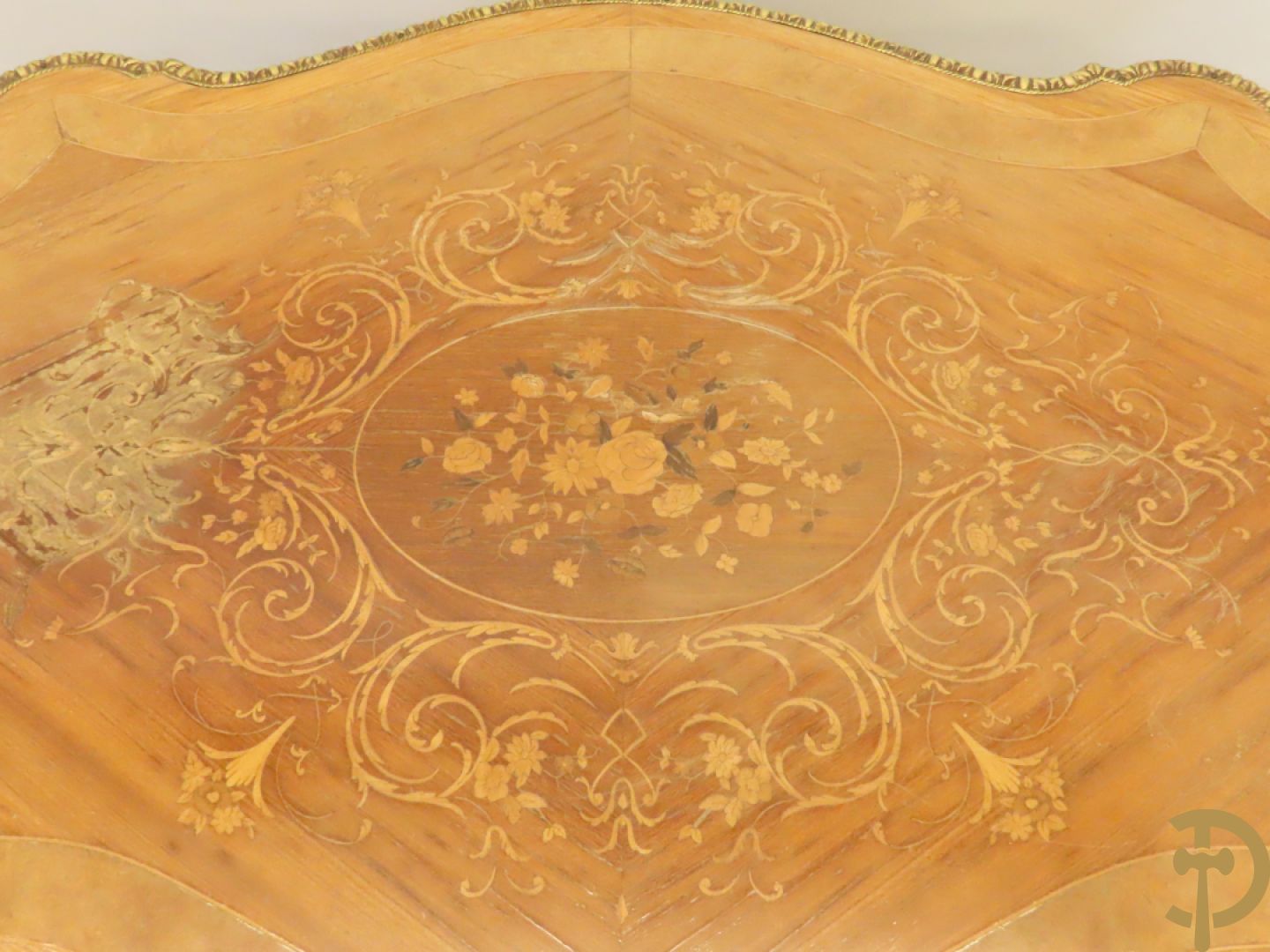 Gemarketteerde ovale notelaren tafel bezet met bronsbeslag van dameshoofden + stoel