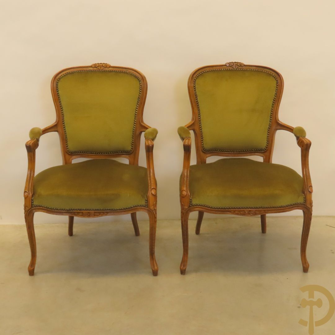Paar groen gestoffeerde Louis XV bijzetarmzetels