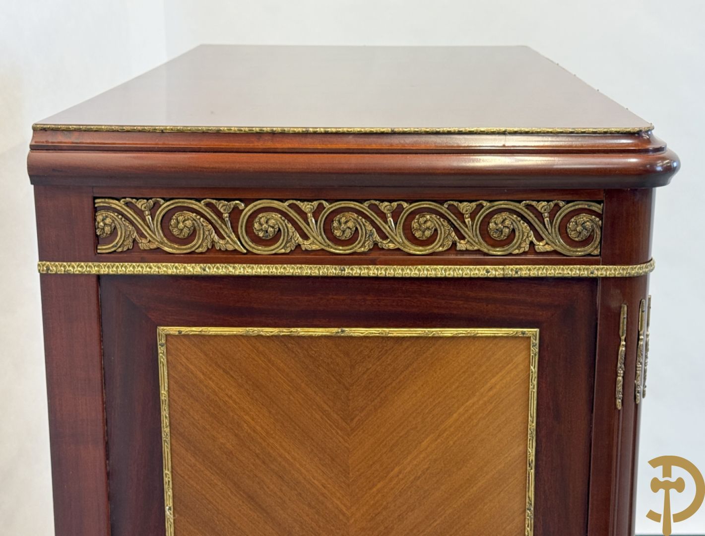 Notelaren tweedeurskast met bronsbeslag