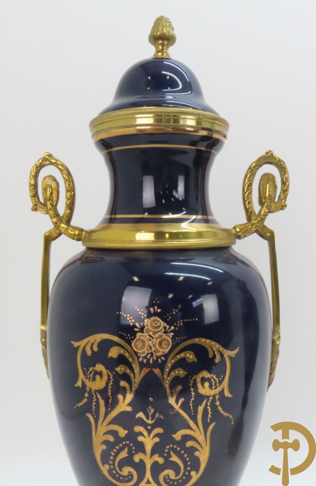 Paar kobaltblauwe dekselpotiches, Sèvres stijl