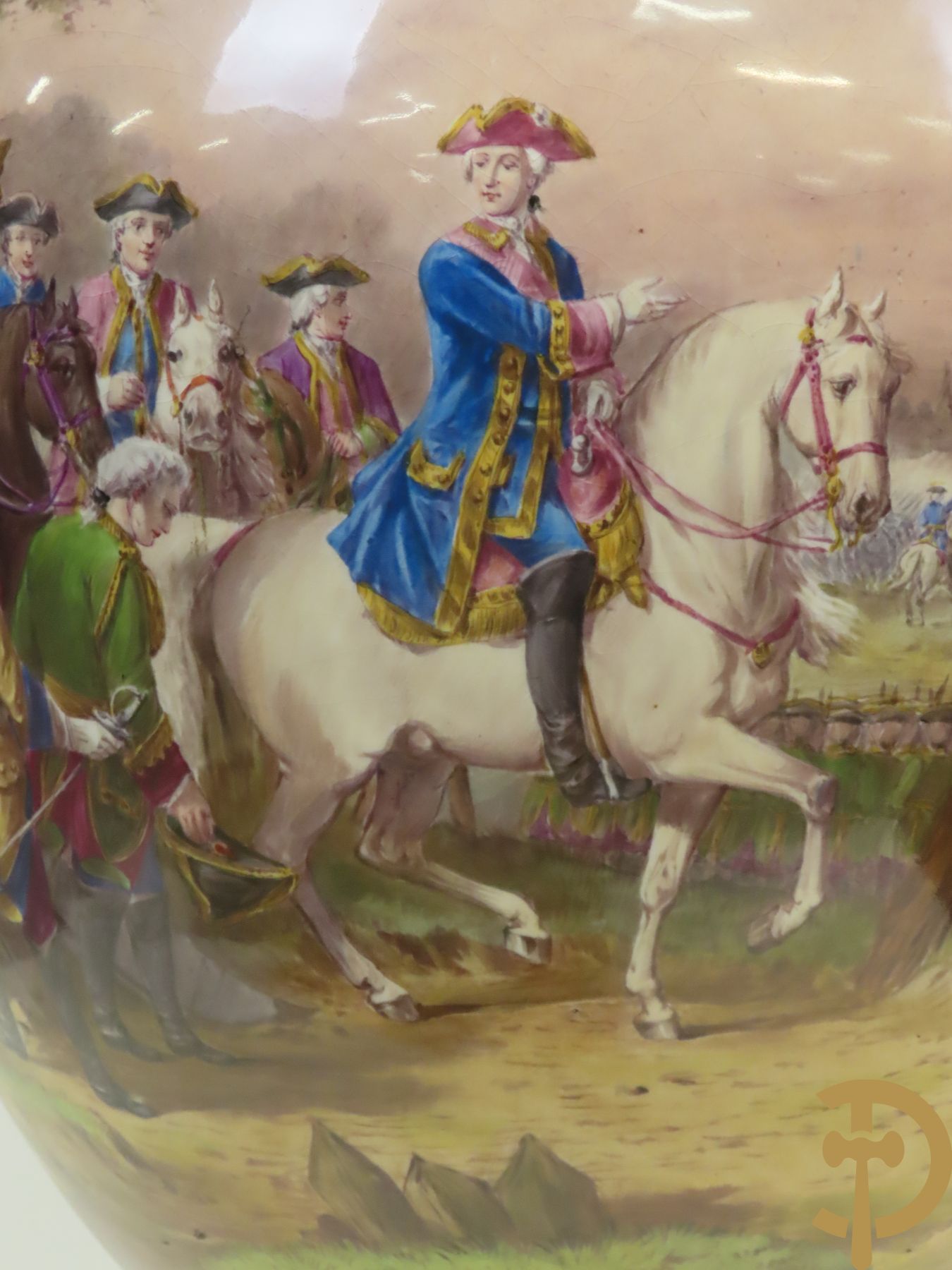 Grote porseleinen Sèvres vaas met dubbel decor van cavalerie, slagveldtaferelen en zicht op kasteel, DESPREZ H. getekend in het decor - bovenaan met verguld decor en zijdelings met bronzen oren en accanthusranken - deksel met Sèvres merkteken - op vierkante bronzen sokkel met klauwepoten