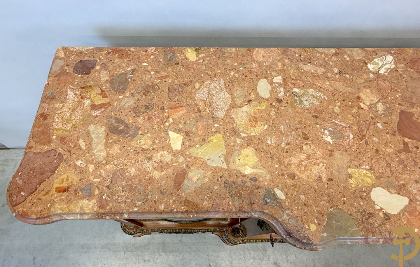 Notelaren driedeursdressoir met bloemenmarquetterie, bronsbeslag en marmeren blad