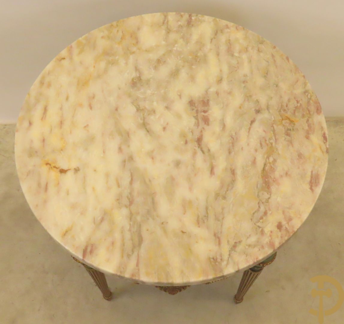 Koperen ronde bijzettafel bezet met porseleinen plakkettes