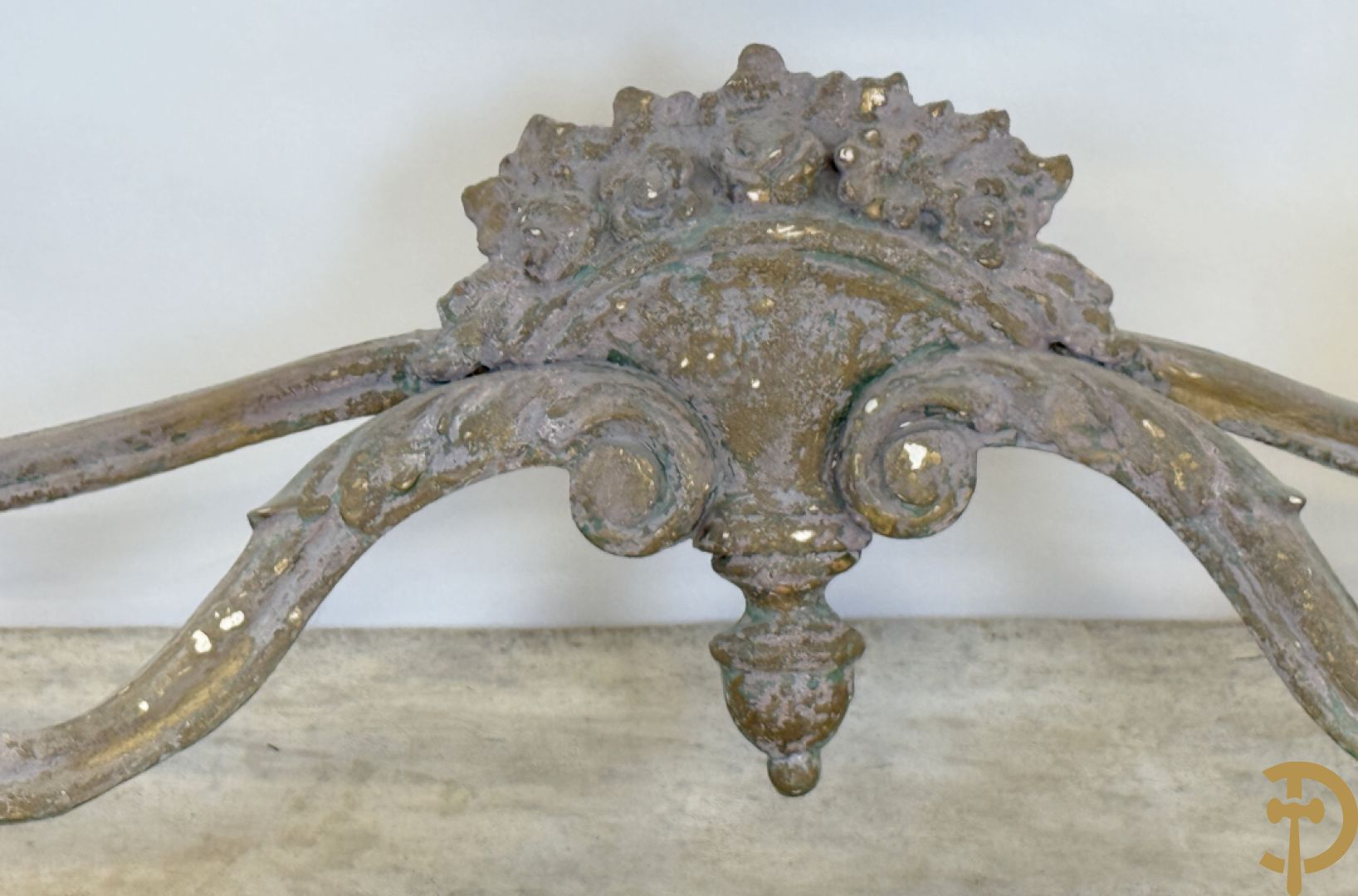 Gepatineerde Louis XV console met zwart marmeren blad