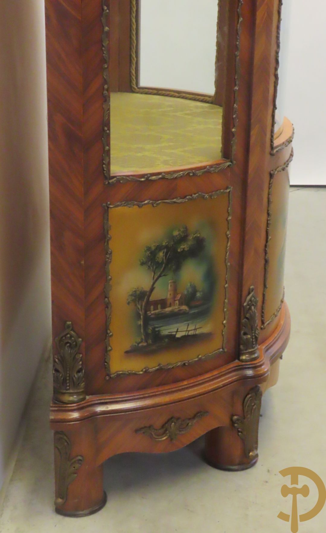 Gebogen notelaren vitrine bezet met bronsbeslag en onderaan met romantisch tafereel