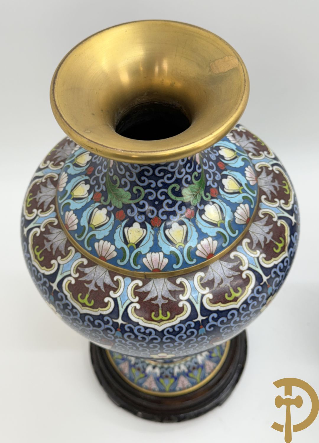 Paar cloisoné vazen met bloemen- en vogeldecor