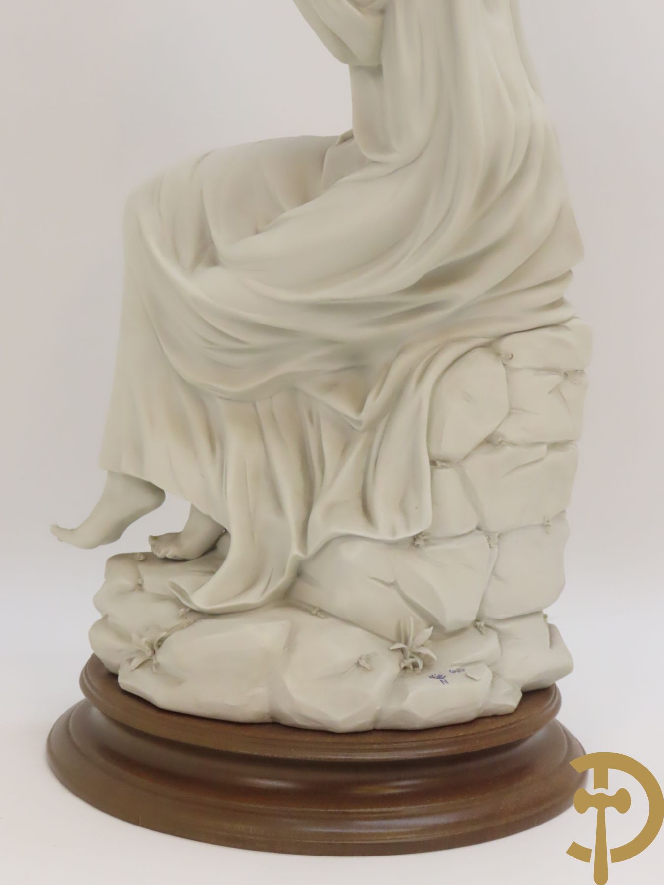 Drie beelden in Capo di Monte porselein : dame met lang haar, jongeman met vis en koppel op bank