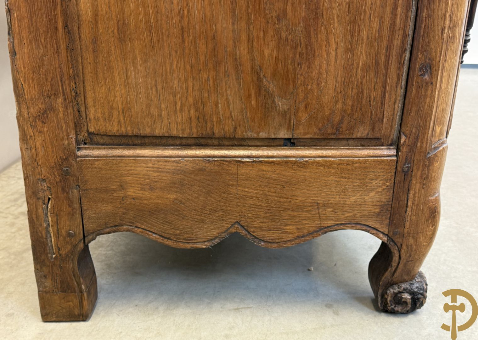 Massief eiken tweedeurskast met gezwaaide deuren op voluutvormige poten