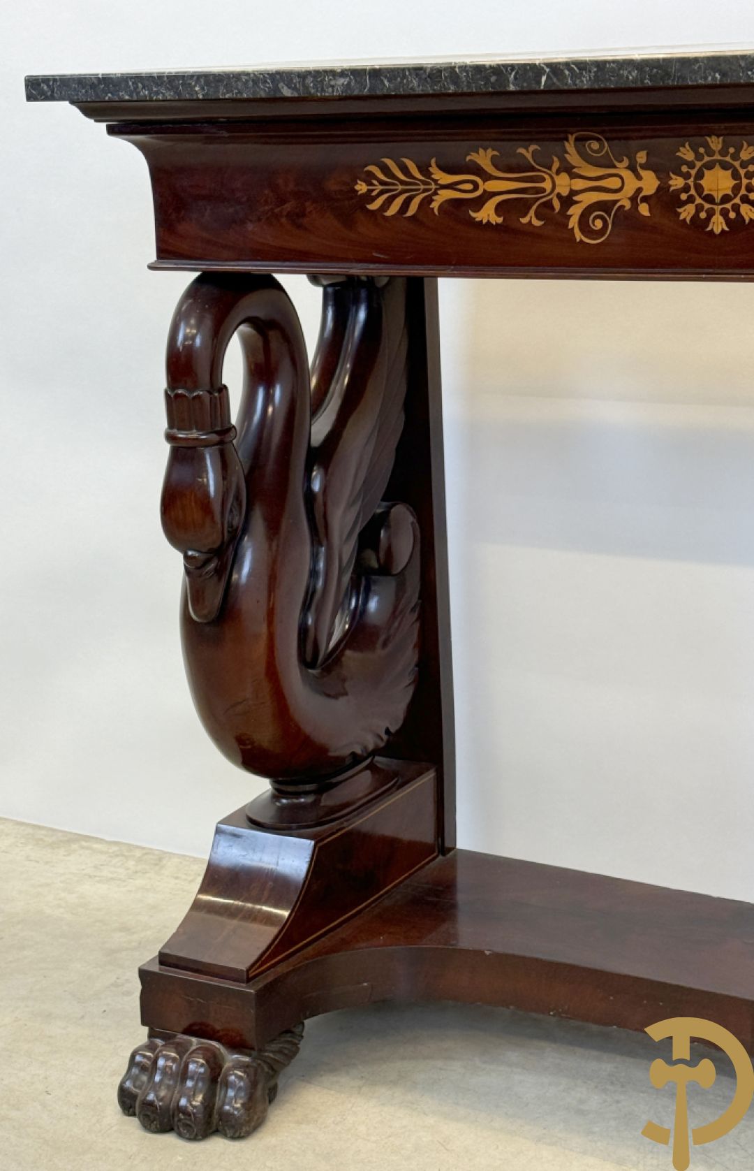 Mahoniehouten console met lade, voluutvormige zwanehalzen en marmeren blad