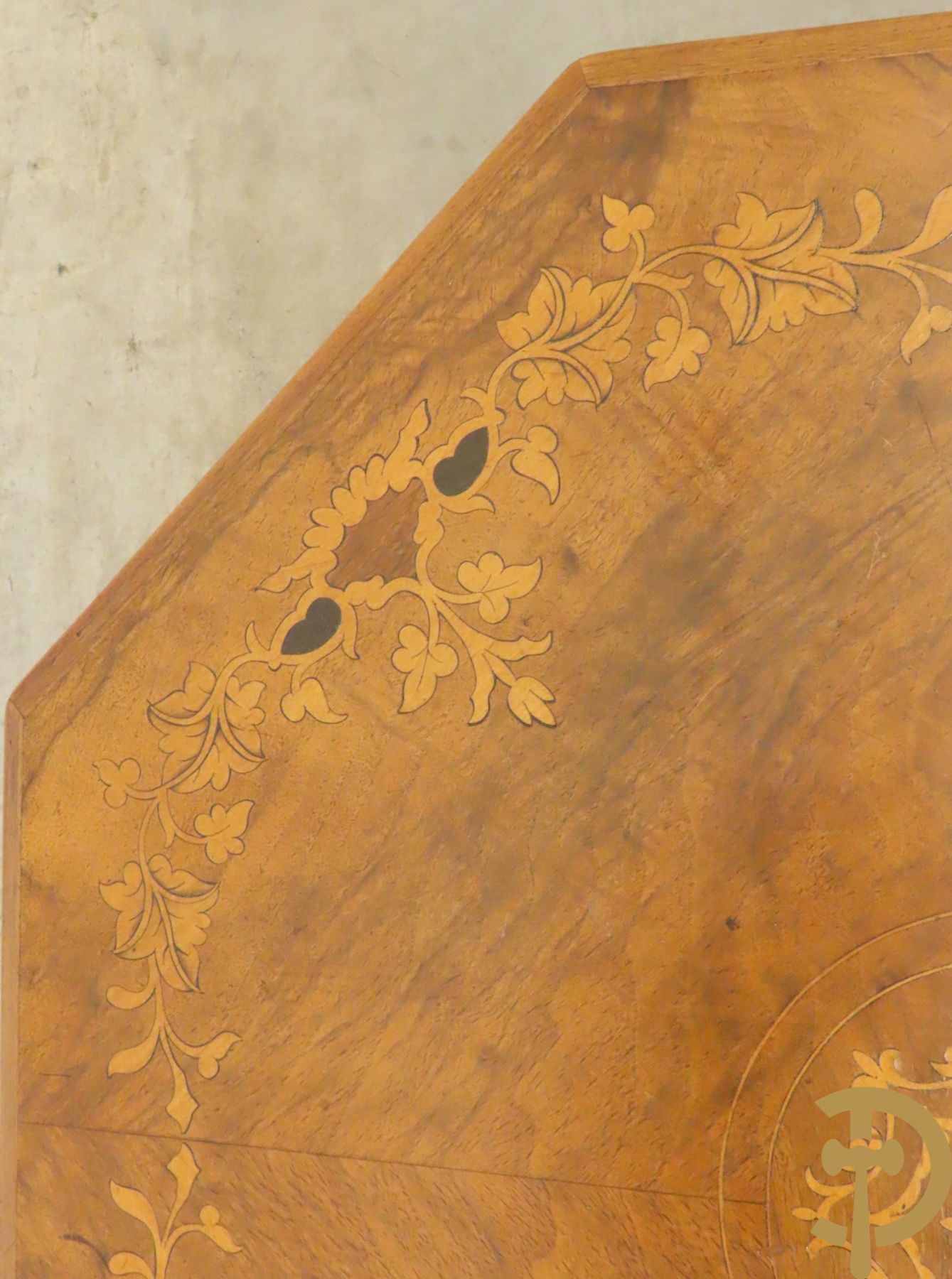 Achthoekige bijzettafel met marqueterie op vierpikkel