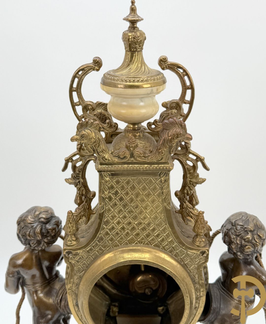 Driedelige koperen garnituur, centraal met harp geflankeerd door paar cupido