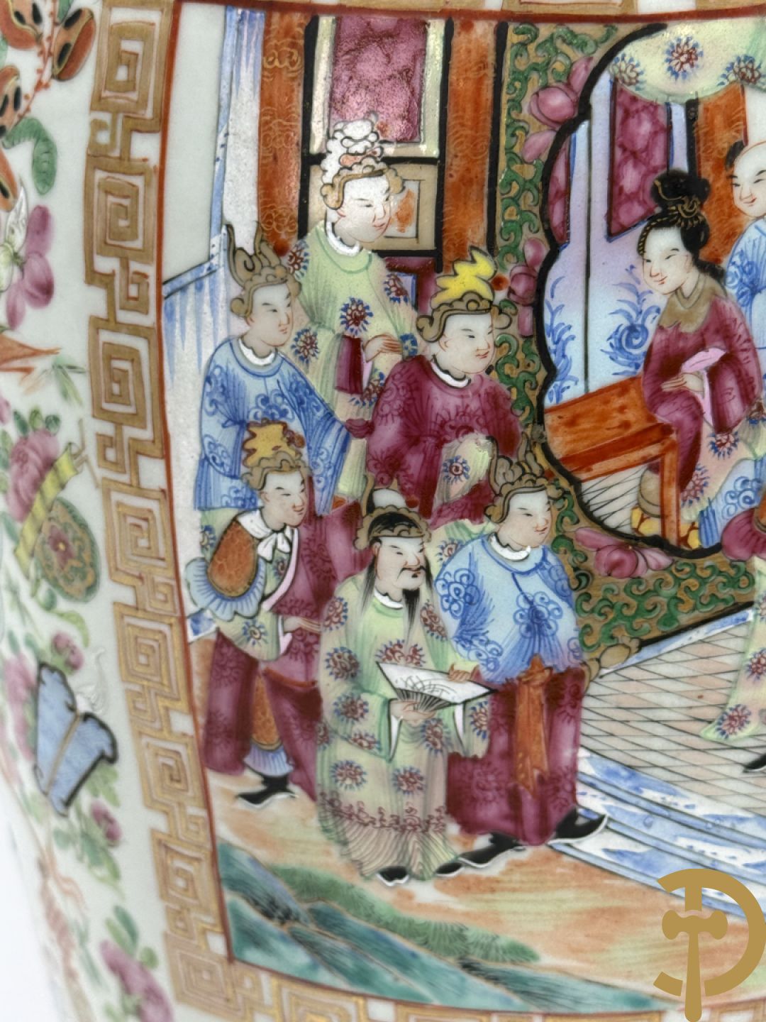 Chinese porseleinen Kanton vaas met geanimeerde hoftaferelen, natuurmotieven, fauna en floradecor