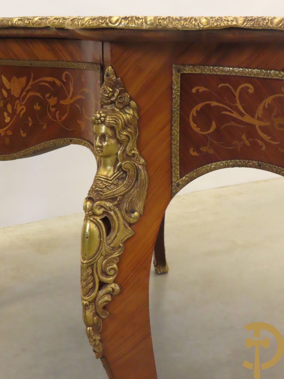 Gemarketteerde ovale notelaren tafel bezet met bronsbeslag van dameshoofden + stoel