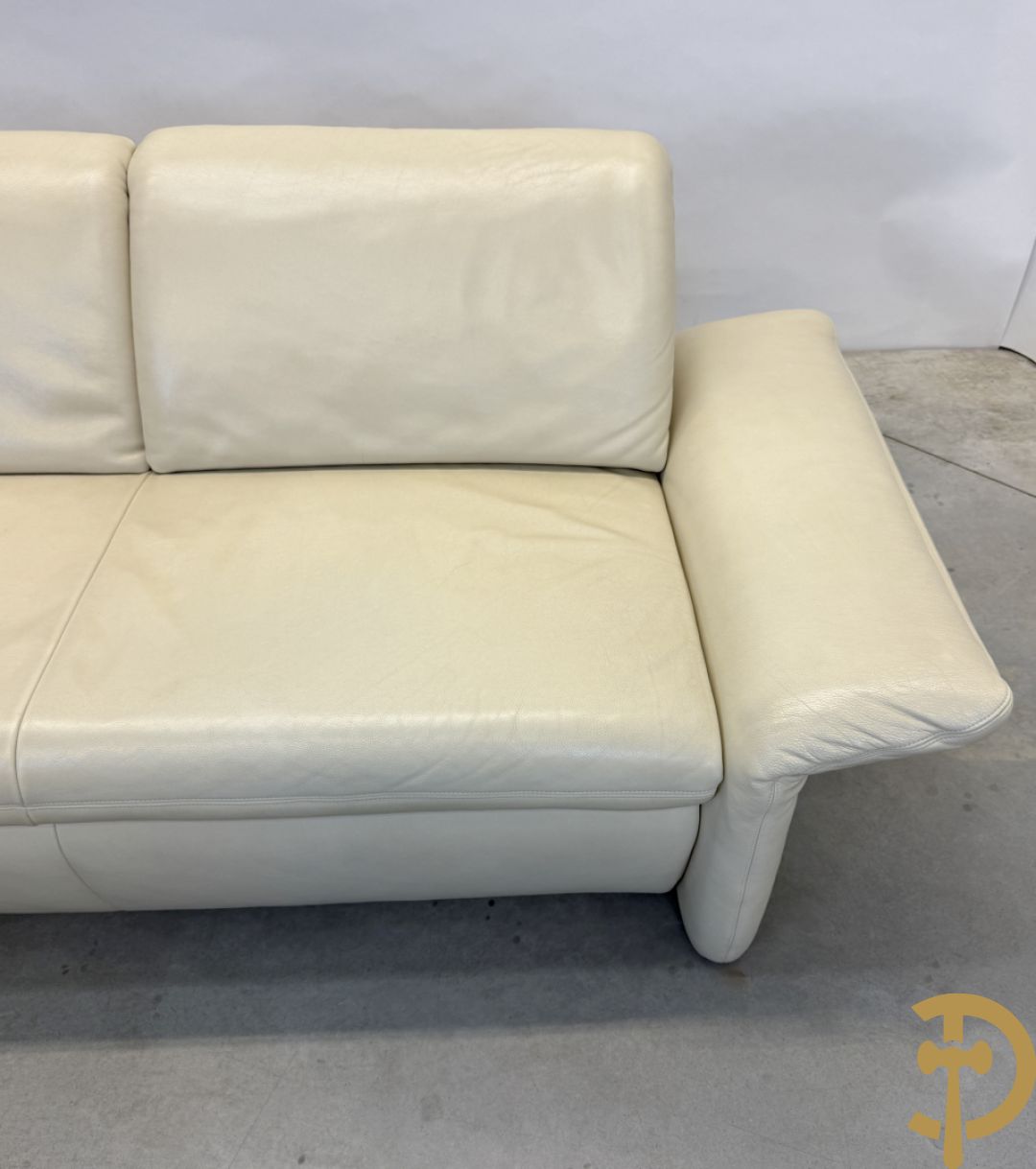 Salonensemble Koinor bestaande uit 3 elementen waarvan groot element met uittrekbaar voeteinde en twee tweezits