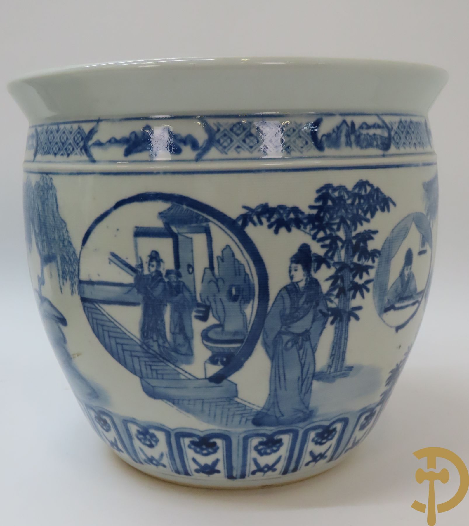 Paar Chinese porseleinen cachepots met blauw/wit decor van dames in landschap