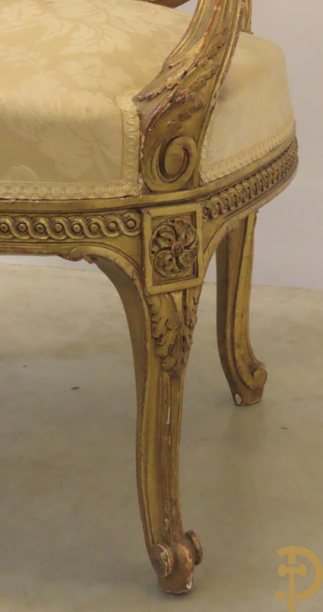 Vergulde armzetel met ovale medaillon bezet met bloemendecor, Louis XVI stijl, 19e