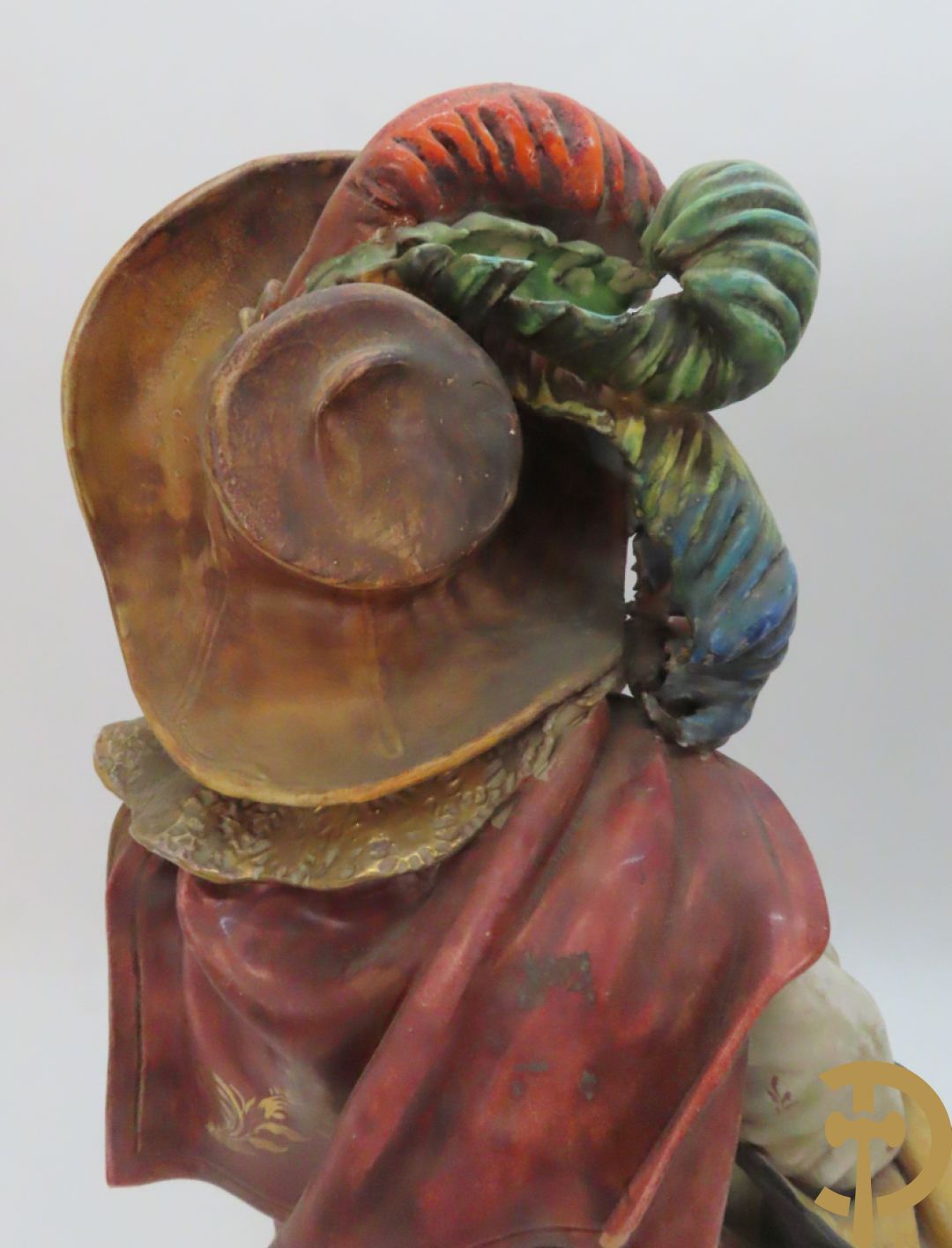 Twee Italiaanse beelden in meerkleurige faience, Cirano de Bergerac