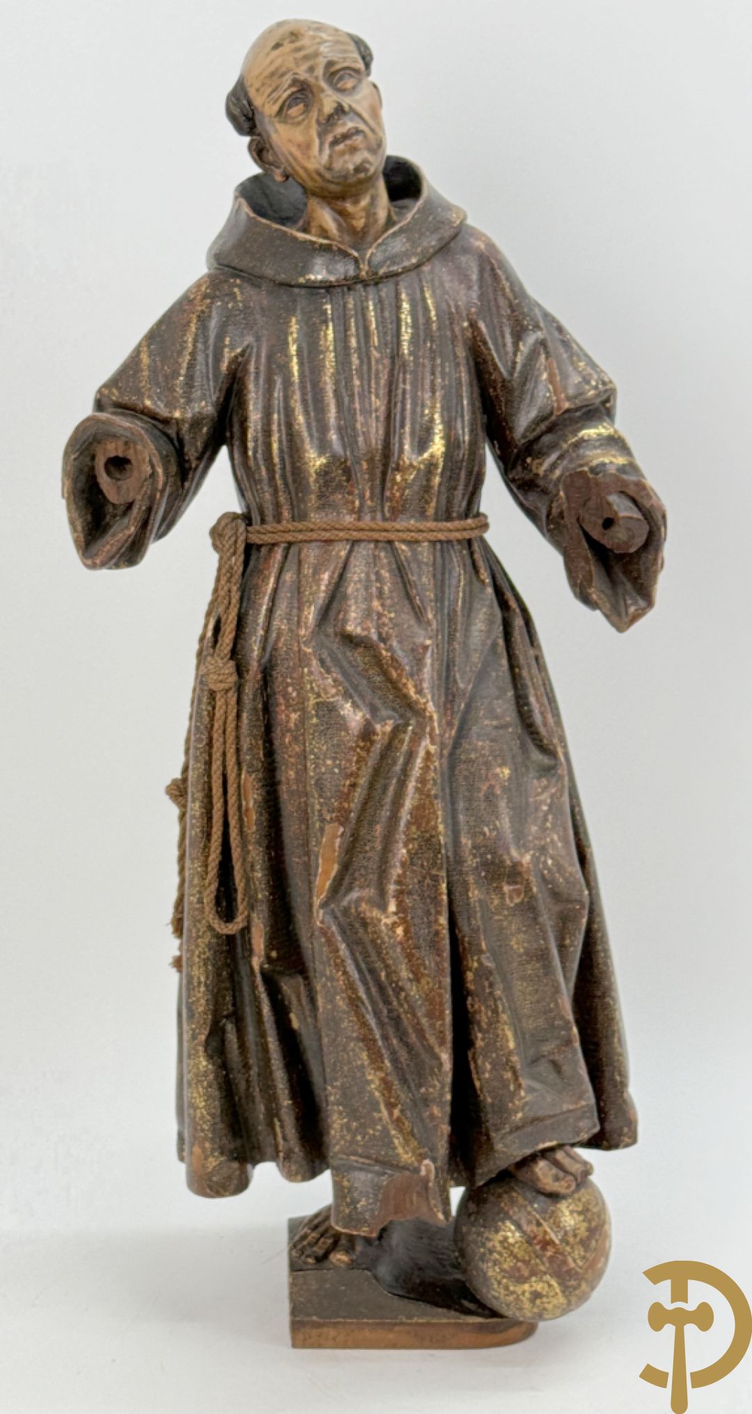 Gepolychromeerde houtsculptuur van Sint Antonius steunend met linkervoet op wereldbol