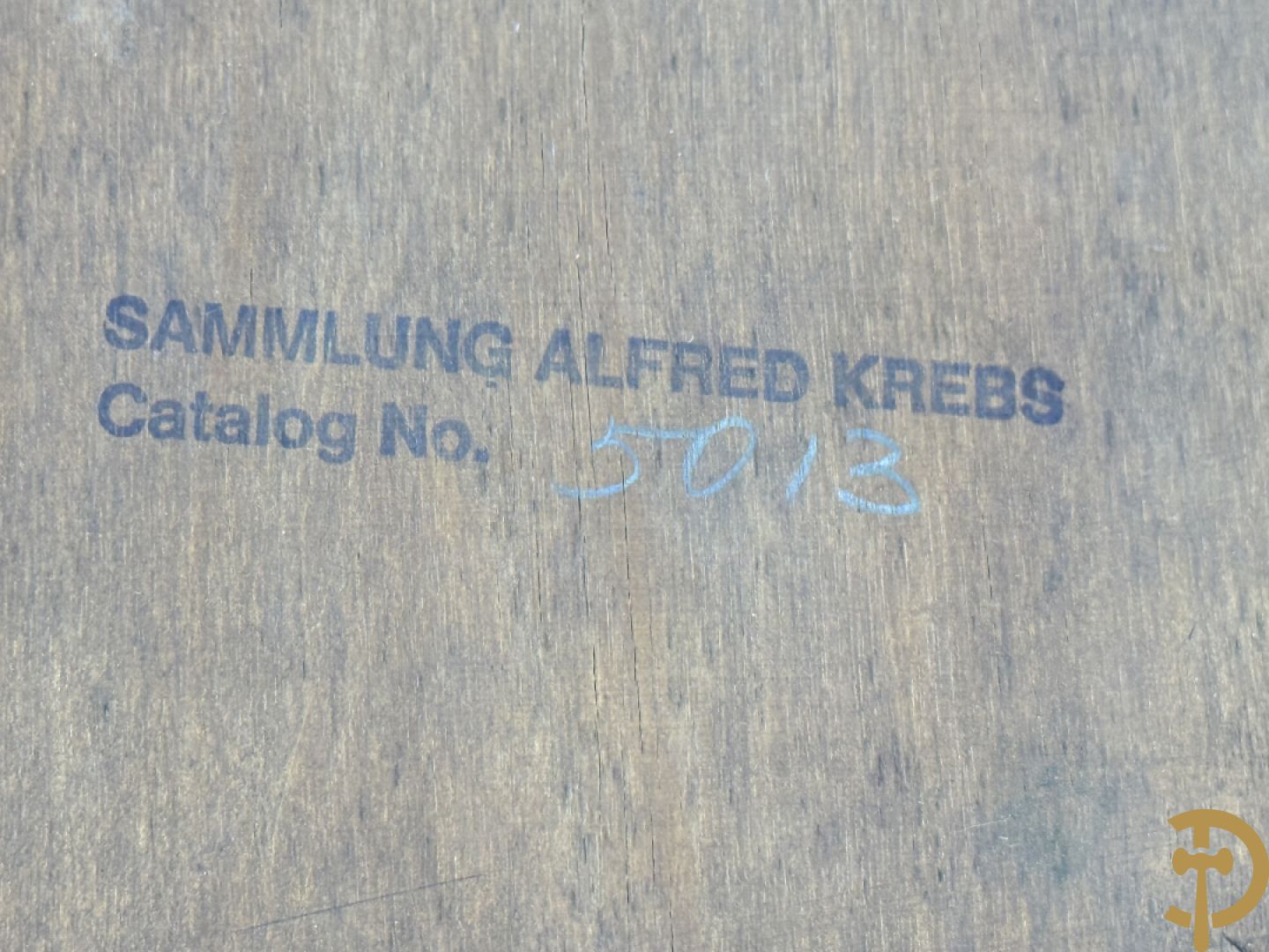 Gemarketteerde jachtscène met honden en paarden in houtsnijwerk