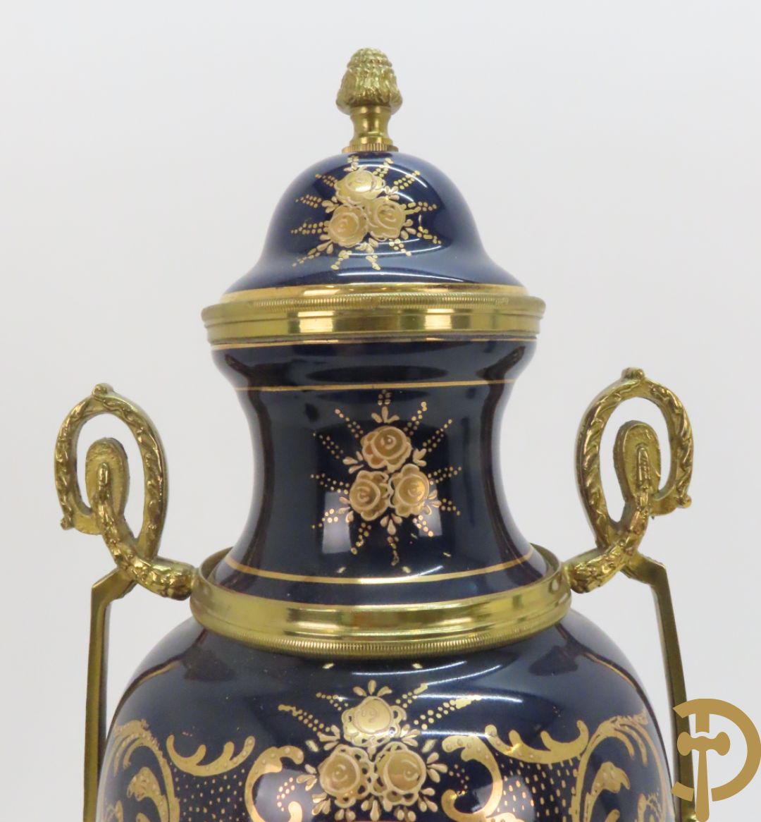 Paar kobaltblauwe dekselpotiches, Sèvres stijl