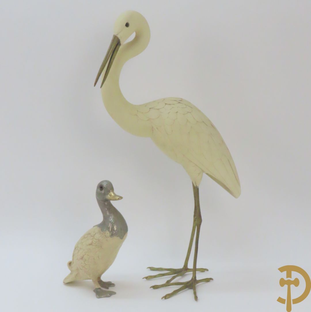 MALEVOLTI getekend (Elli) 'Staande eend' resine beeld met verzilverde ornamenten + 'Staande reiger' resine beeld met koperen poten