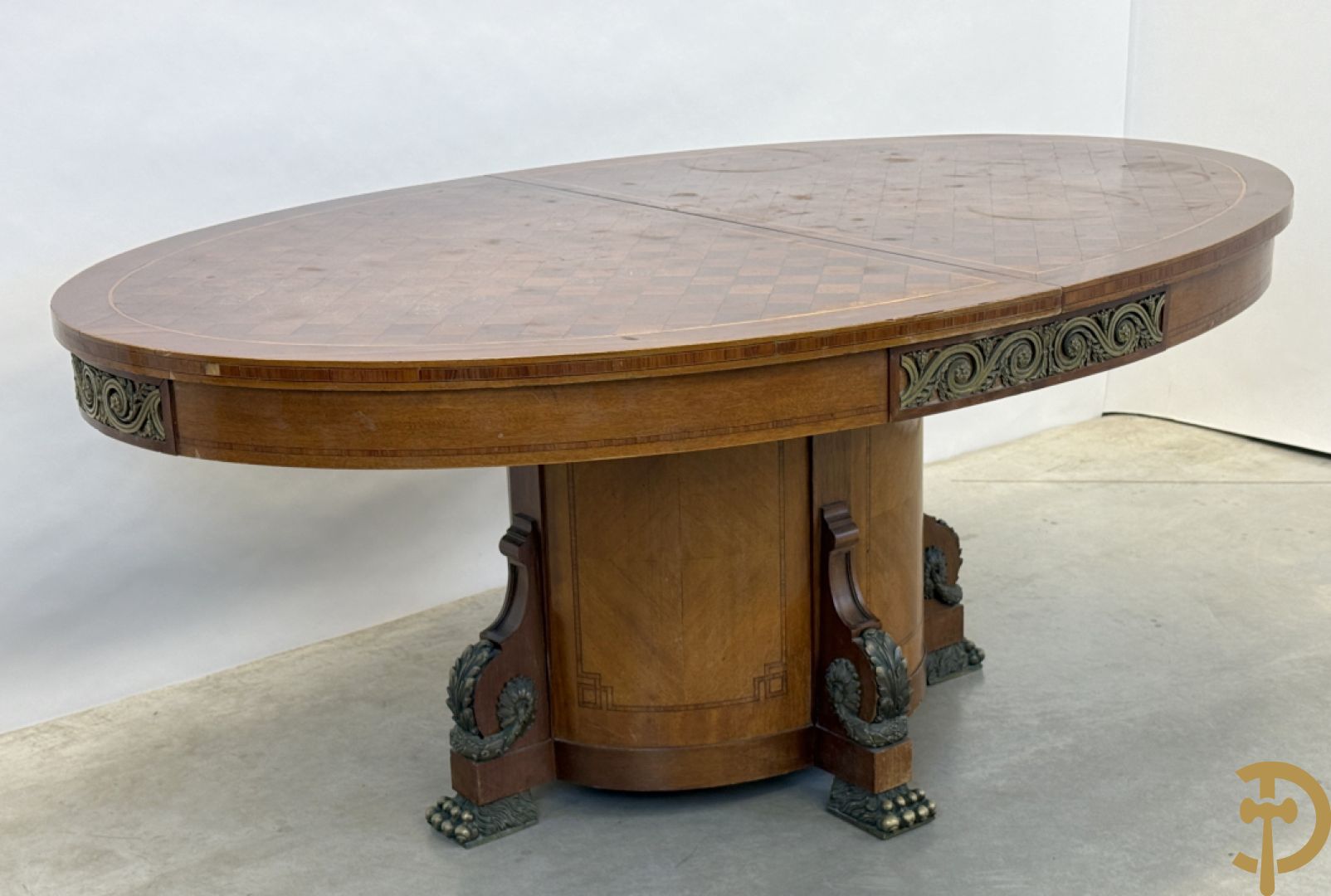 Ovale geparketteerde notelaren tafel bezet met bronzen ornamenten, Art deco Decoene