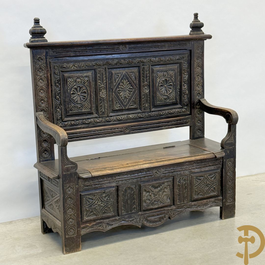 Massief eiken Engelse hall bank met gesculpteerde motieven