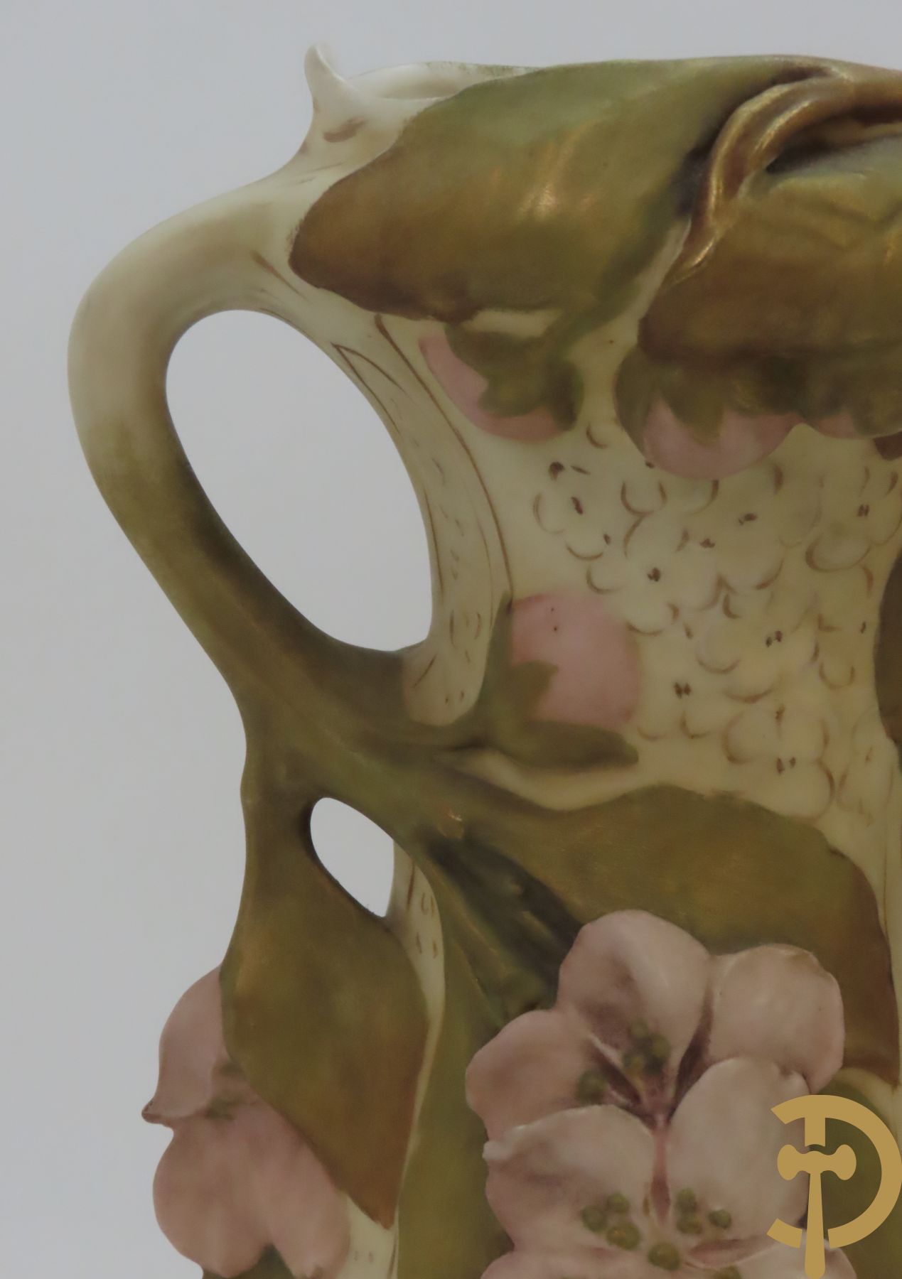 Paar Royal Dux vazen, Art Nouveau stijl, met bloemen bezet, Nummer 5505