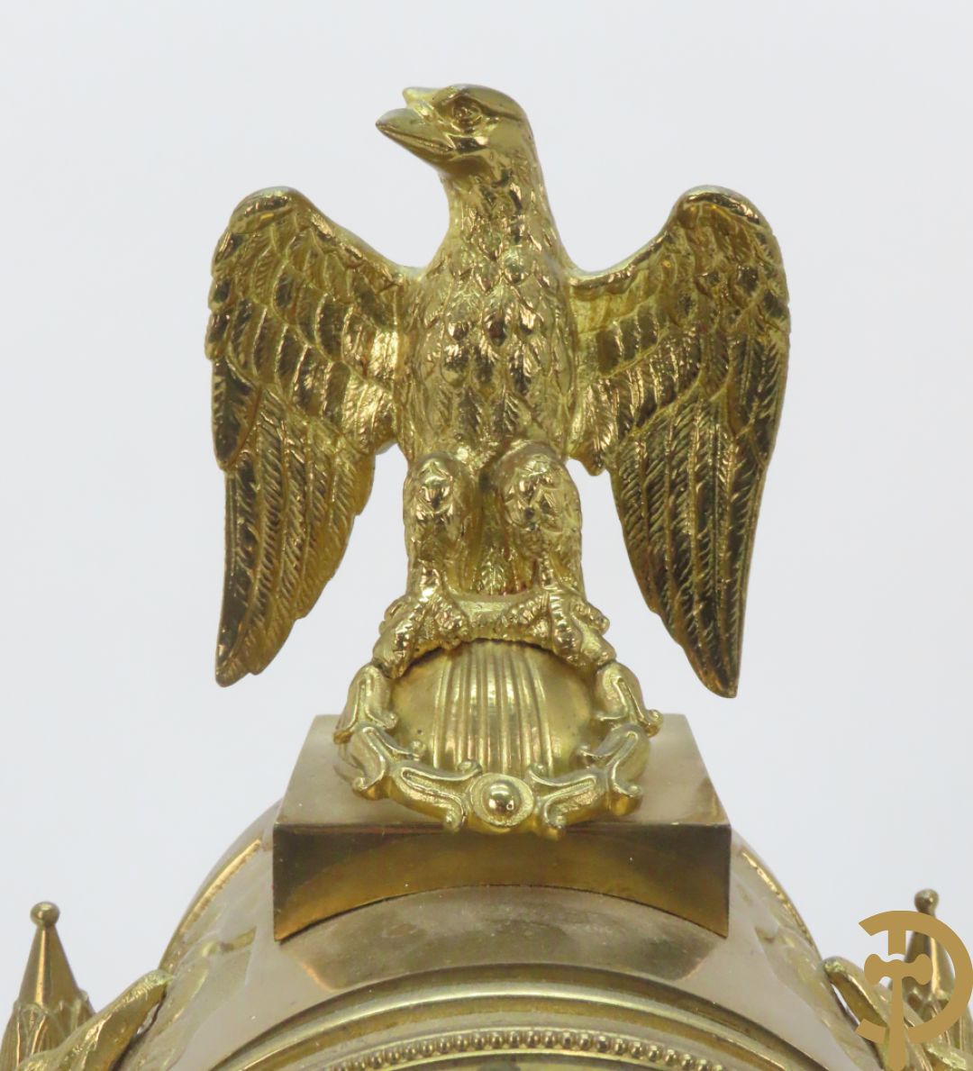 Driedelige bronzen garnituur bestaande uit middenstuk met 4 gecanneleerde zuilen en adelaar bezet + paar kandelaars