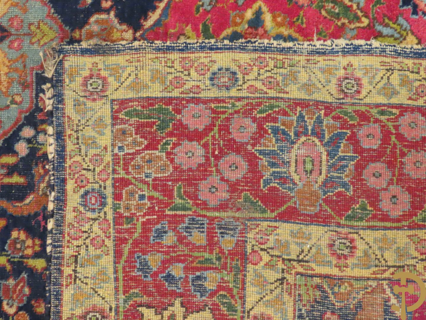 Antiek Oosters handgeknoopt tapijt Tabriz met amfoor en bloementafereel