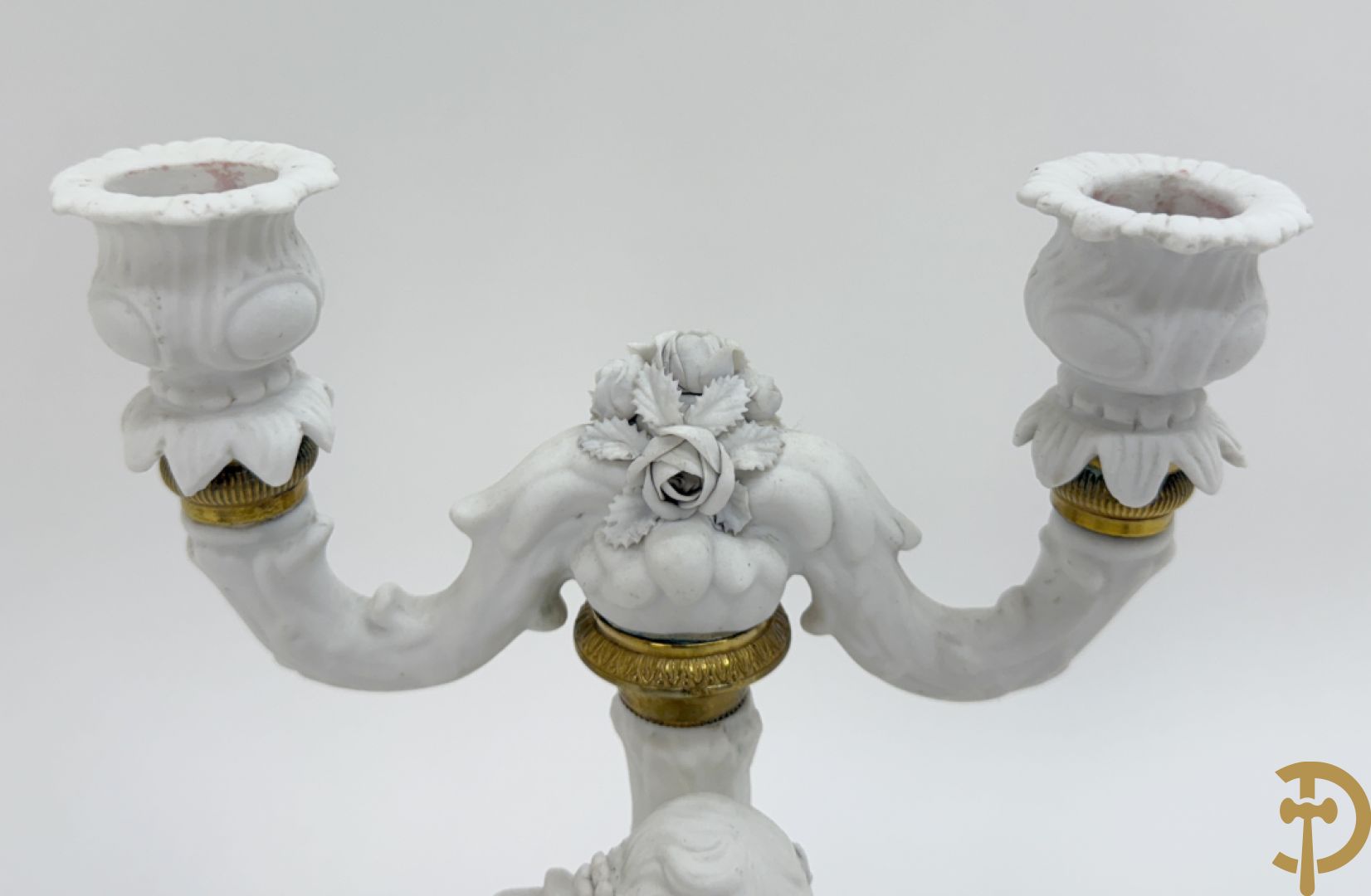 Paar biscuit kandelaars met cupido