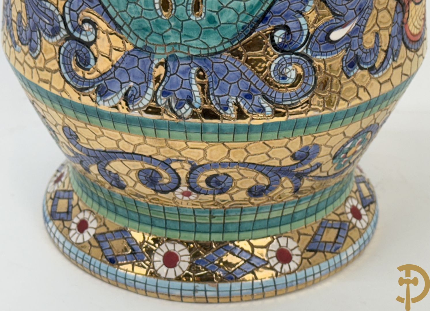 Twee Italiaanse vazen met verguld decor van personages en bloemenranken, Maioliche Deruta Italy 10005/45 en 10005/47