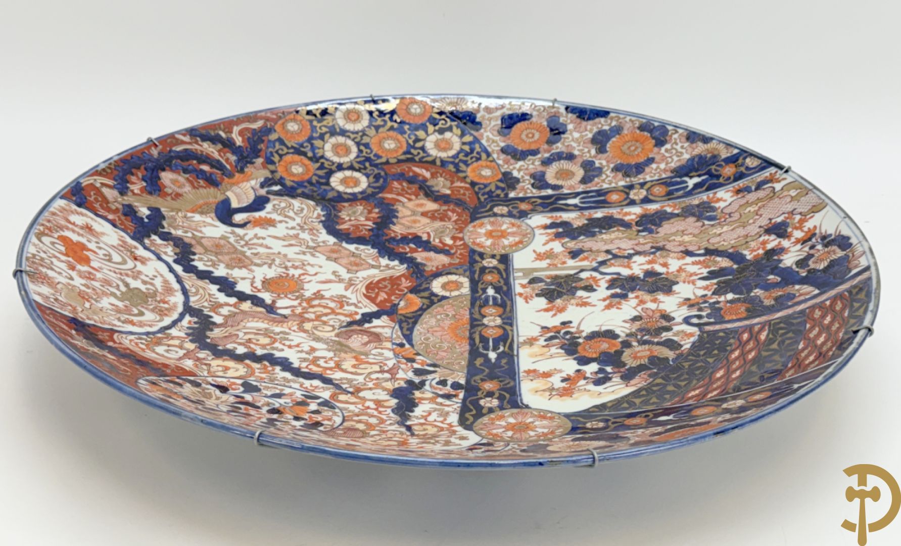 Grote Japanse Imari schotel met decor van draken, vissen en bloemen