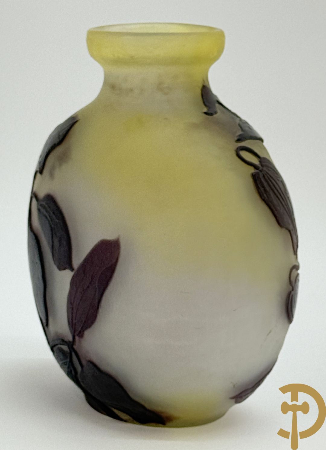 Art Nouveau vaas met gestyleerde bloemen, gezuurd en getekend Gallé