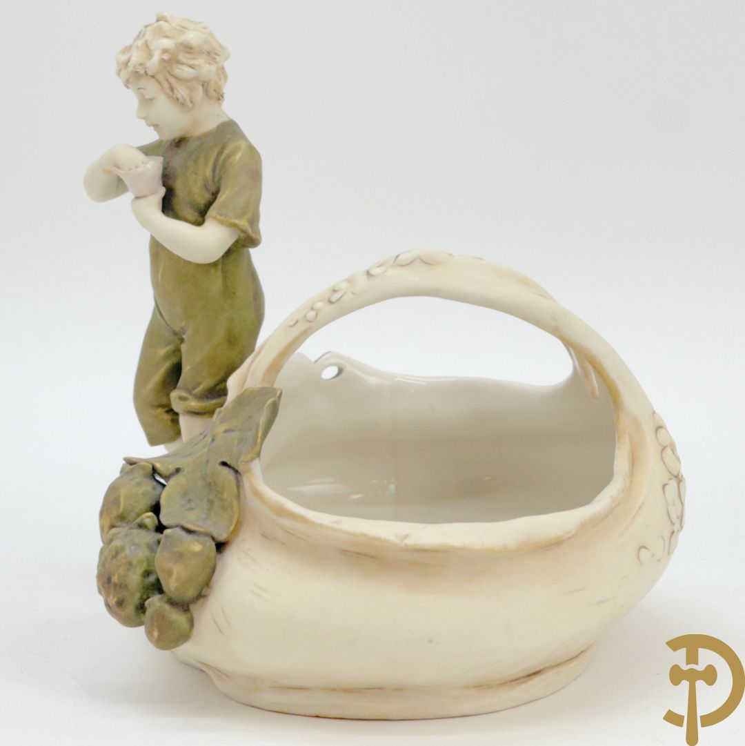 Royal Dux coupe met jongeman en fruitdecor, nummer 1248