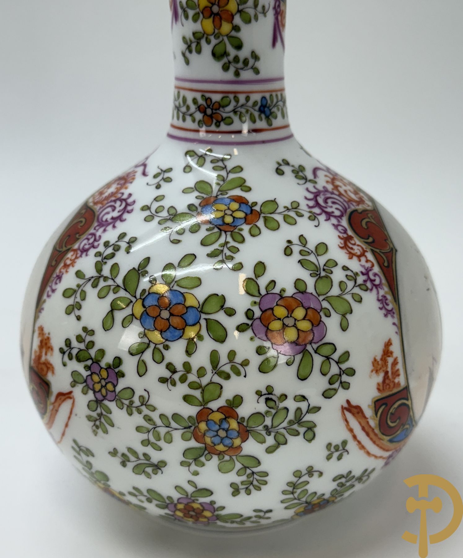 Paar kalebasvormige porseleienen vazen met antieke havenzichten + porseleinen vaasje met havenscènes, onderaan gemerkt