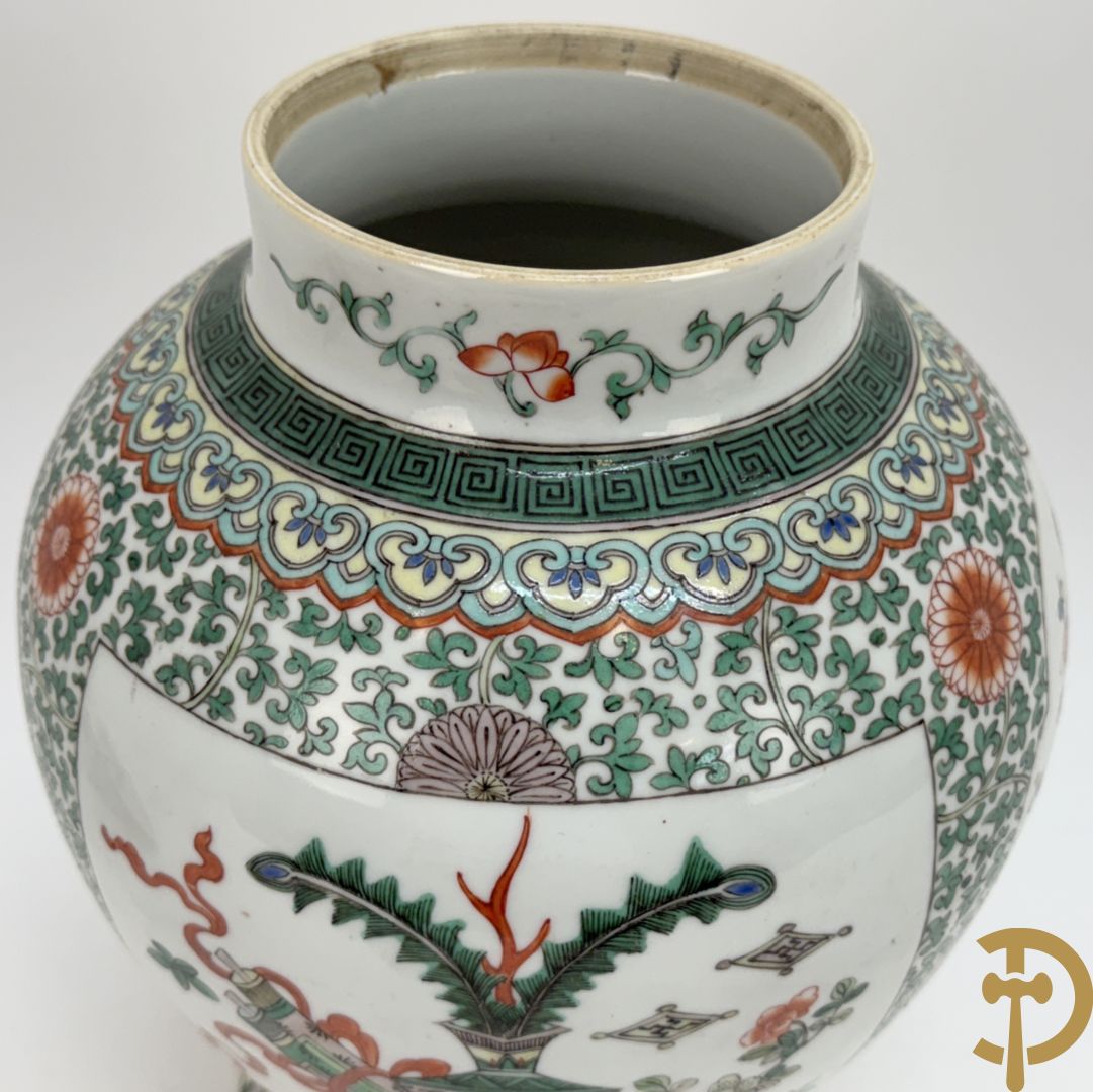 Chinese porseleinen dekselpotiche met bloemendecor