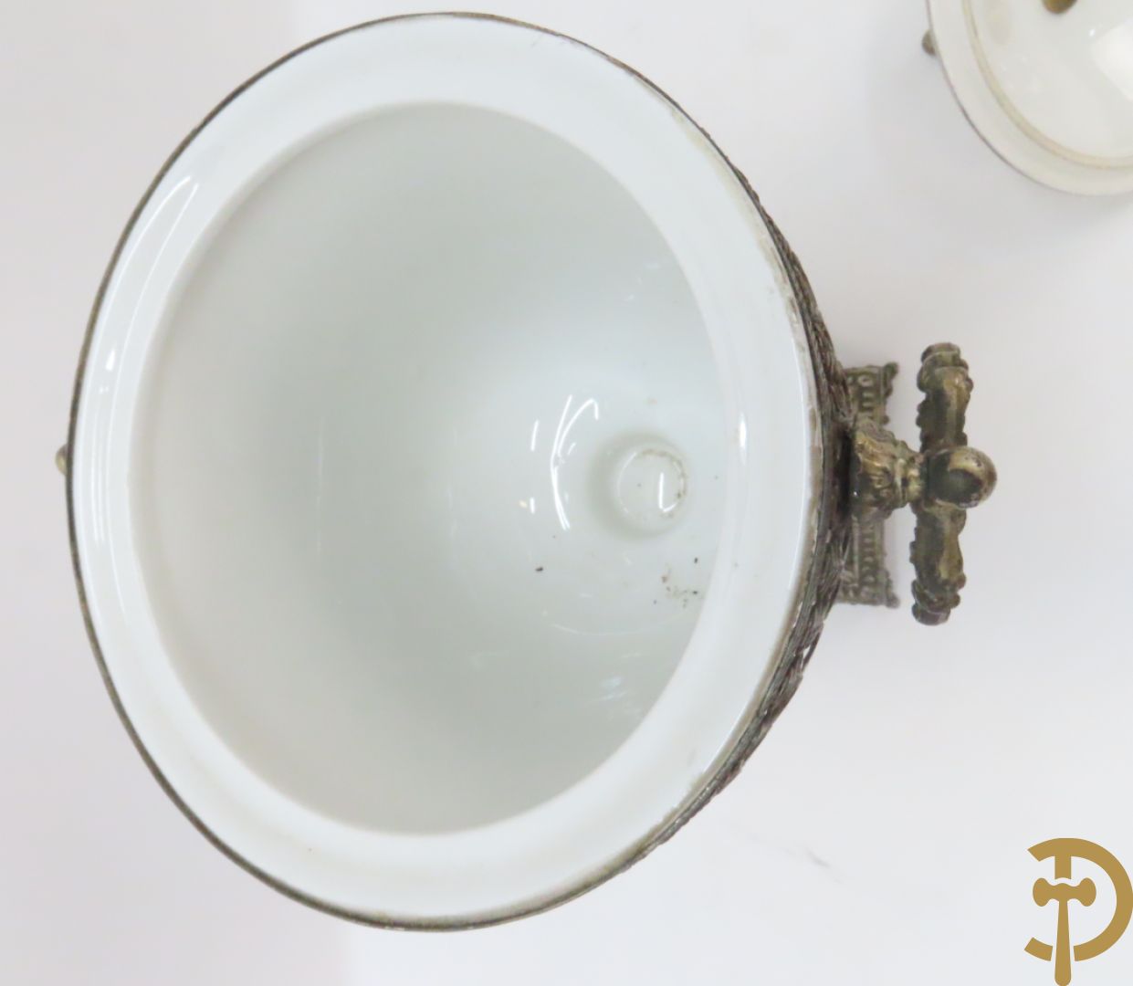 Twee porseleinen Stijl Sèvres cassolettes + dekselpotiche met bloemendecor + vijfarmige kandelaar Sèvres stijl, ACF