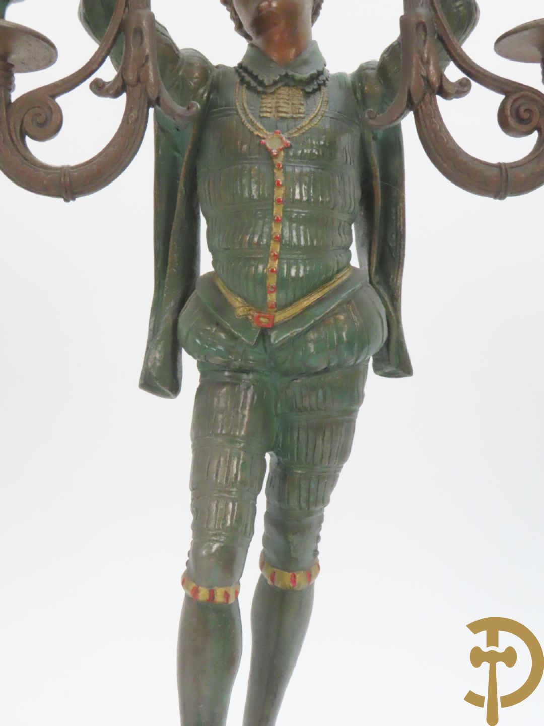 Driedelige kunstbronzen garnituur bestaande uit pendule met paar schakende edelheren, bezet met kariatiden - geflankeerd door paar driearmige kandelaars gehouden door 2 edelheren