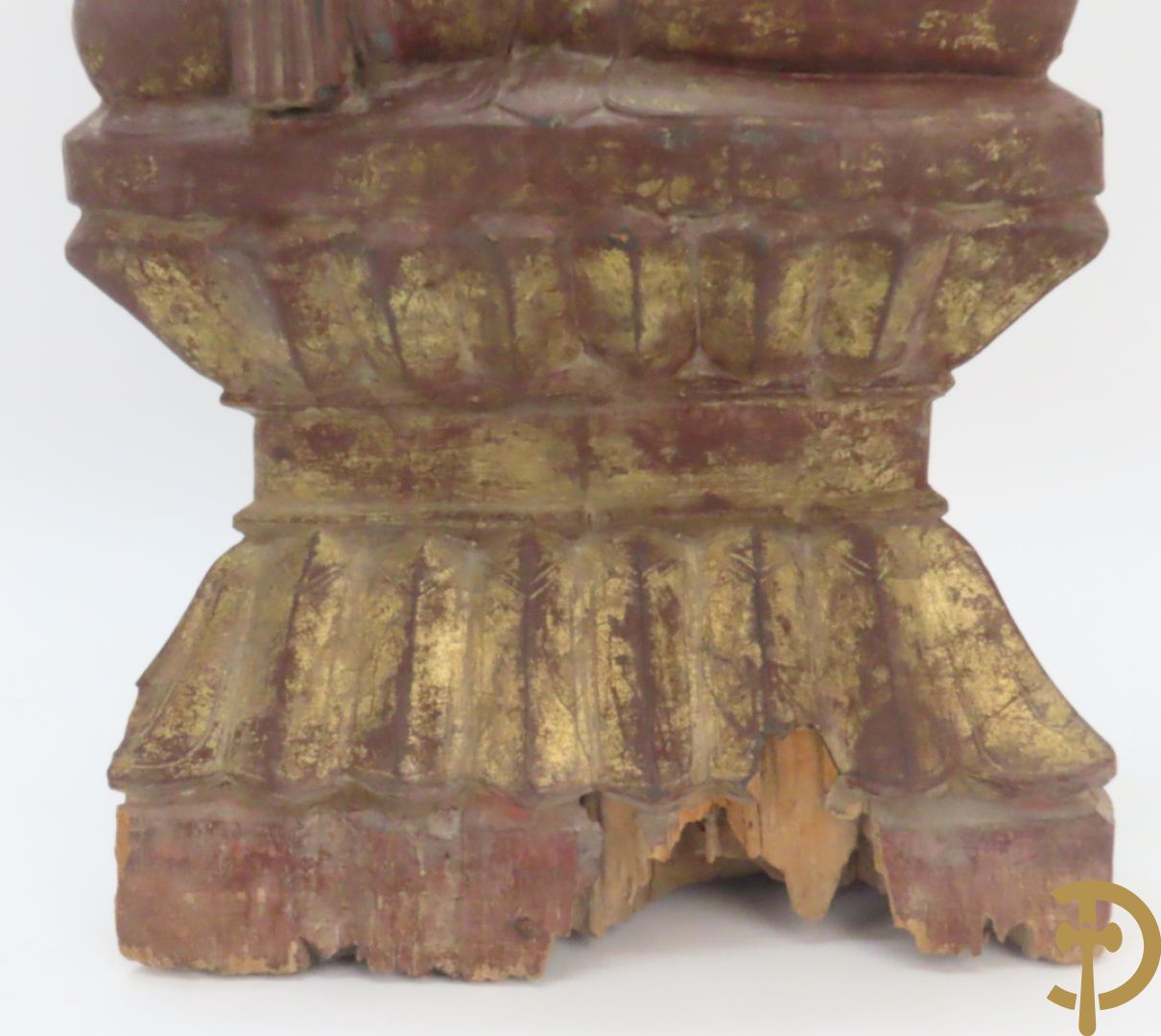 Houtgesculpteerde zittende boedha