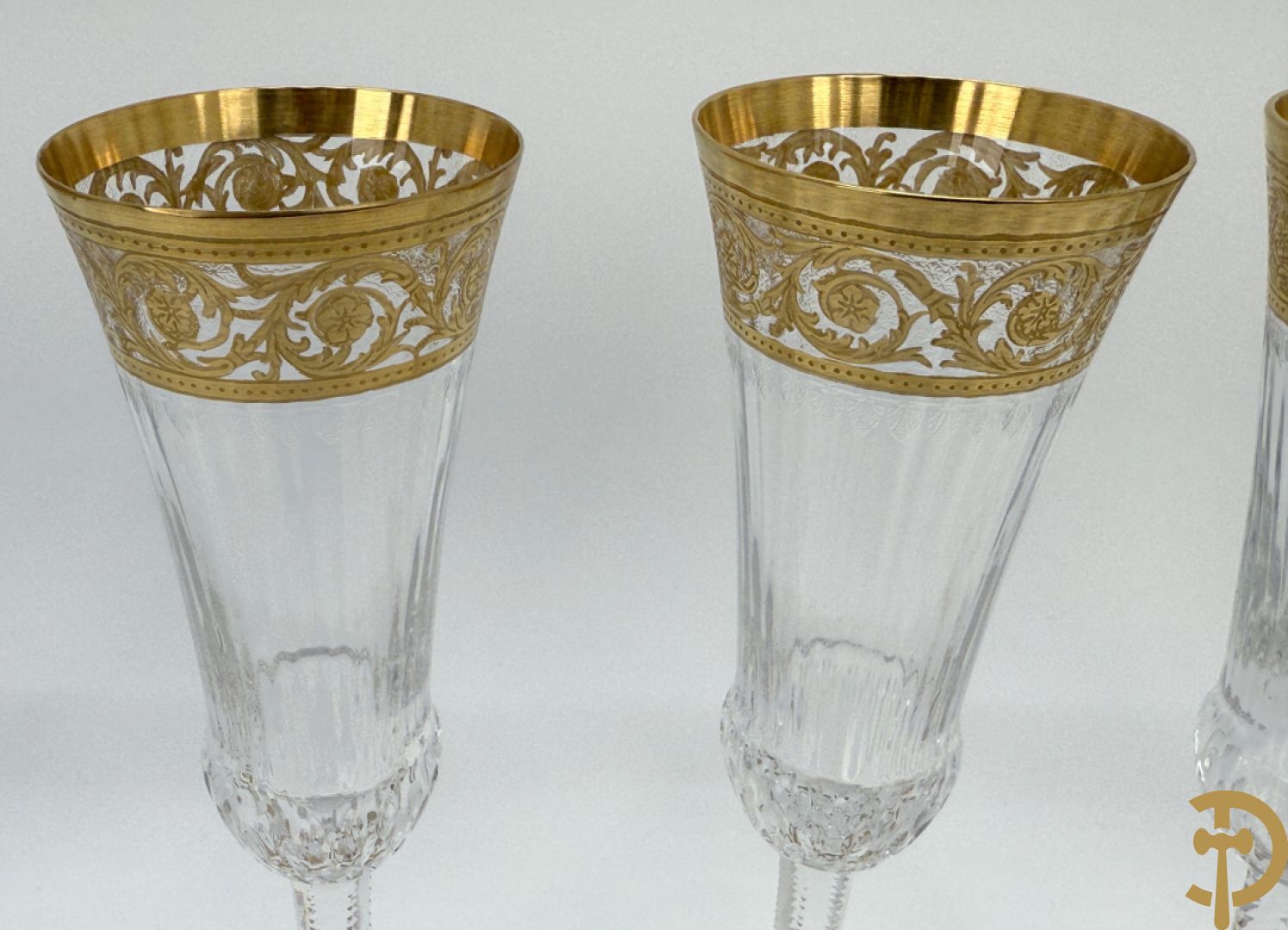 Zes fluitvormige kristallen champagne glazen met Thistle decor, cristallerie Saint Louis gemerkt