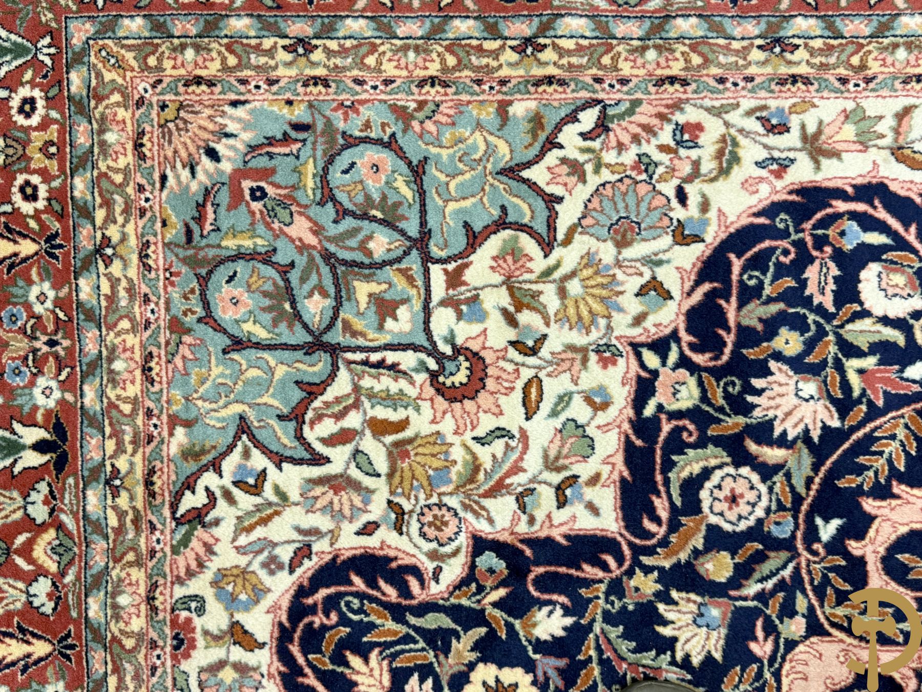 Oosters handgeknoopt tapijt met blauwe fond en bloemenmotieven