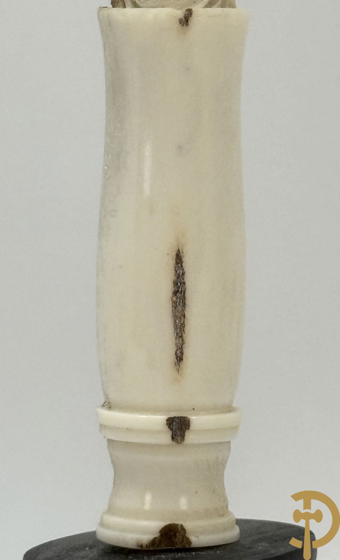 Twee handgesculpteerde hertegeweien in de vorm van een doodskop onder globe