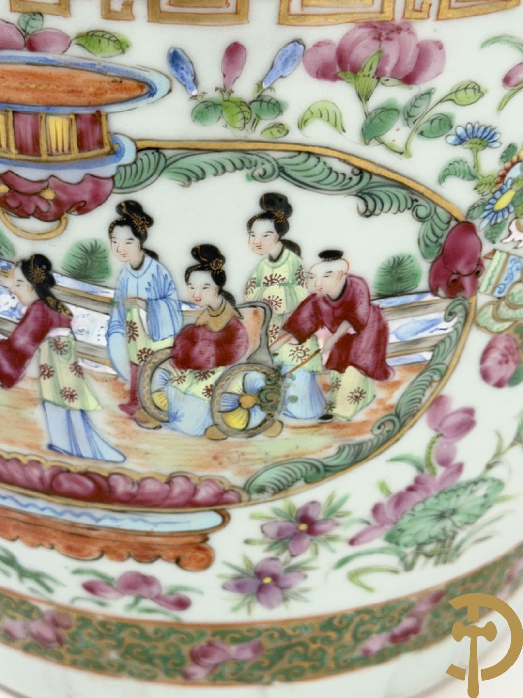 Chinese porseleinen Kanton vaas met geanimeerde hoftaferelen, natuurmotieven, fauna en floradecor