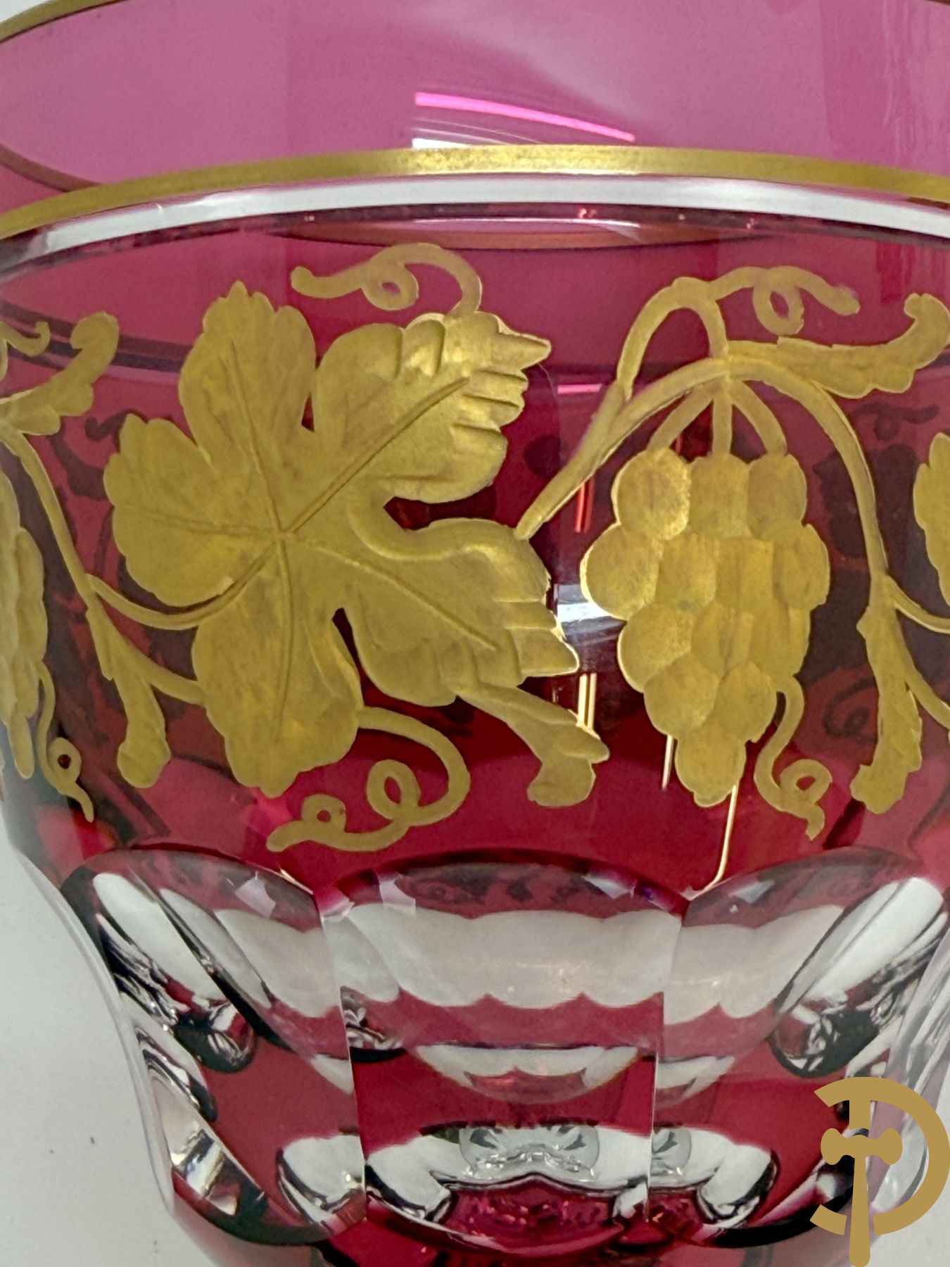 Acht rode handgeslepen Val-Saint-Lambert glazen met verguld decor van accanthusranken en druivenranken