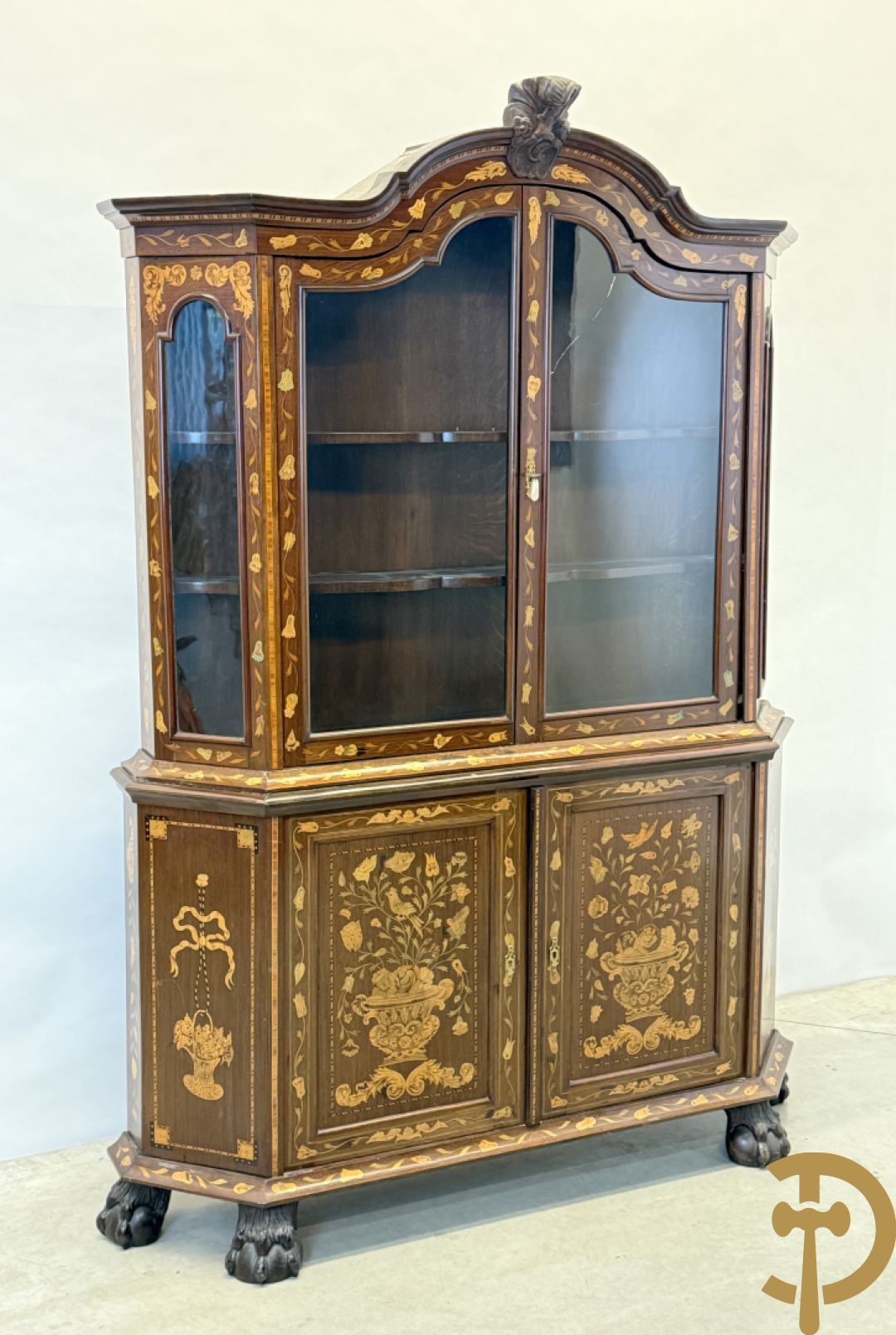 Hollandse vitrine met gemarketteerd bloementafereel, bovenaan met 2 beglaasde deuren en rocaille als kuif - onderaan met 2 gesloten deuren bezet met amforen, vogels en bloemenmarketterie