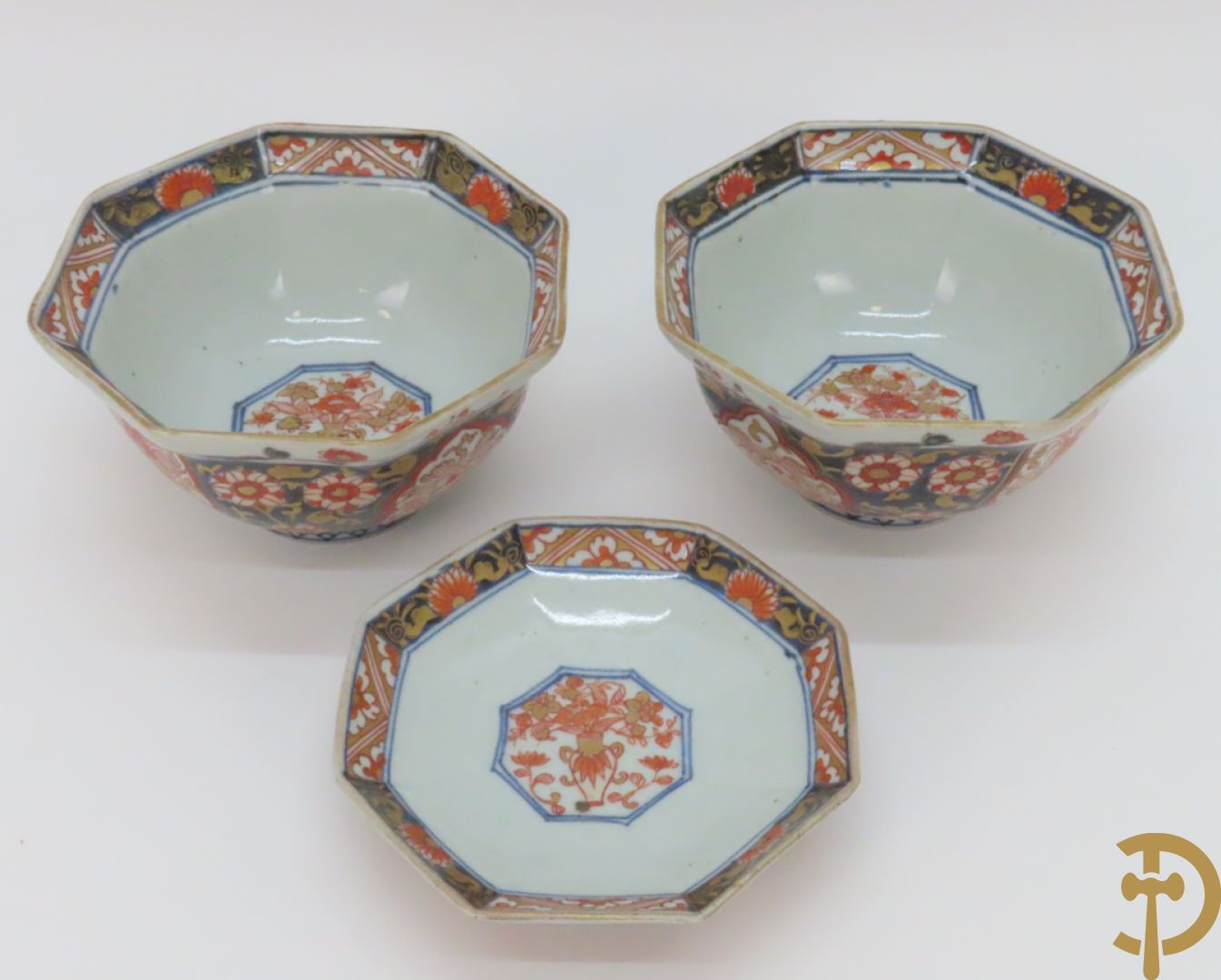 Paar Imari borden + 1 ander Imari bord + 2 Imari coupjes + Imari schoteltje